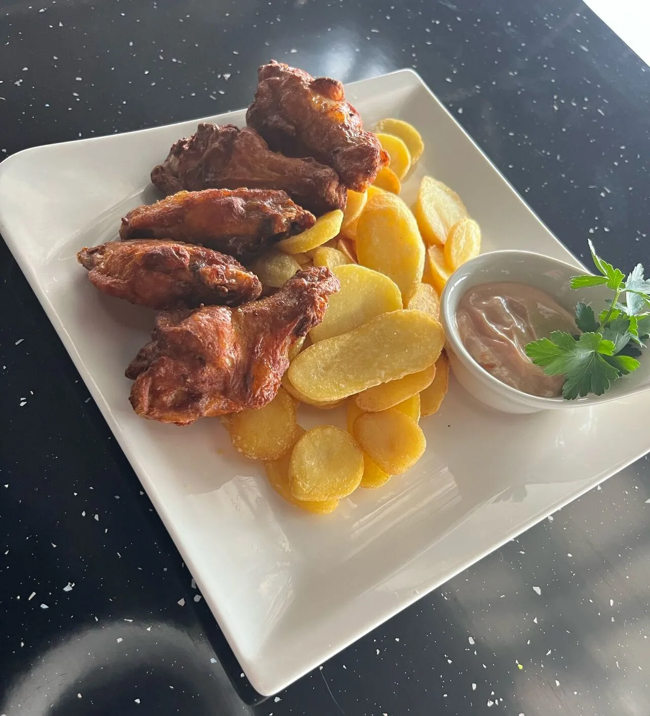 Masă elegantă cu preparate servite la restaurantul VAMA9