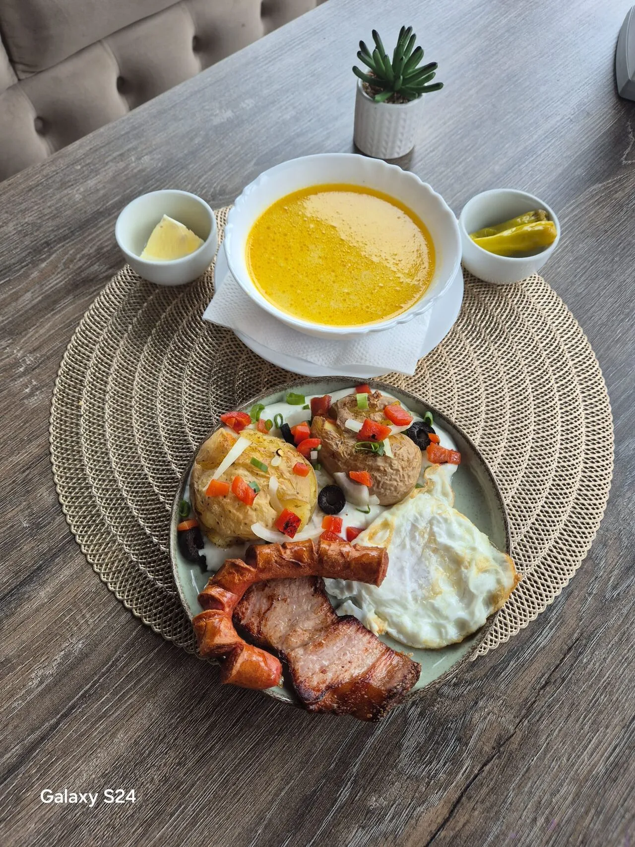 Burger gourmet cu cartofi prăjiți - meniu VAMA9