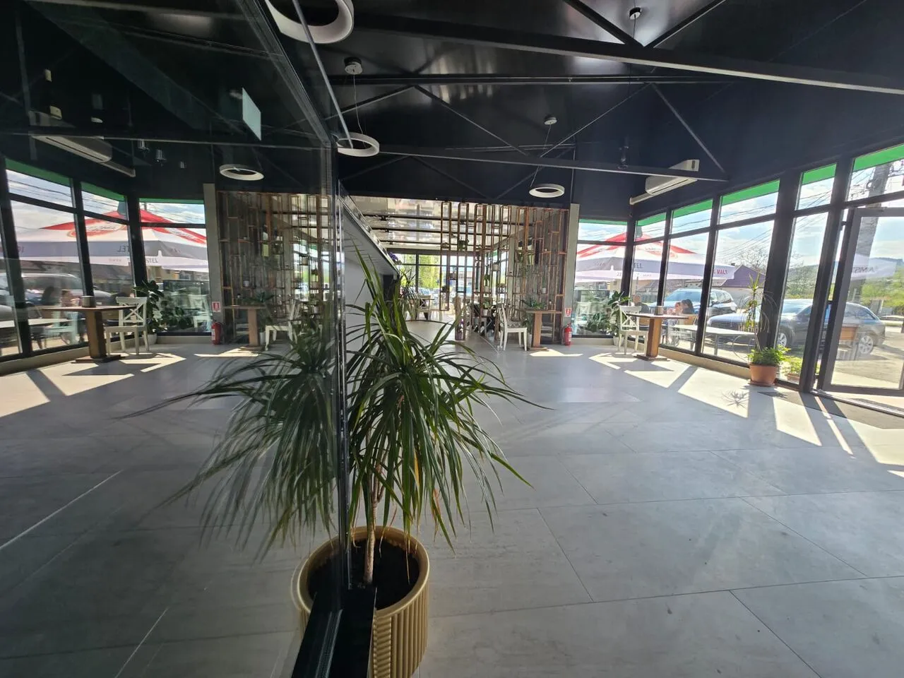 Interiorul modern al restaurantului VAMA9